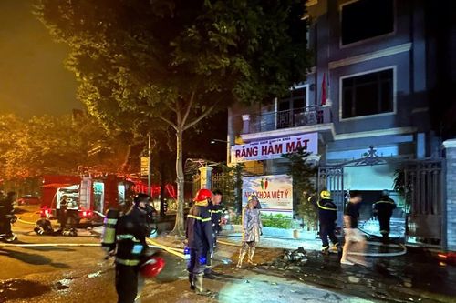 Phút hoảng loạn của 2 vợ chồng già mắc kẹt trong căn nhà bốc cháy