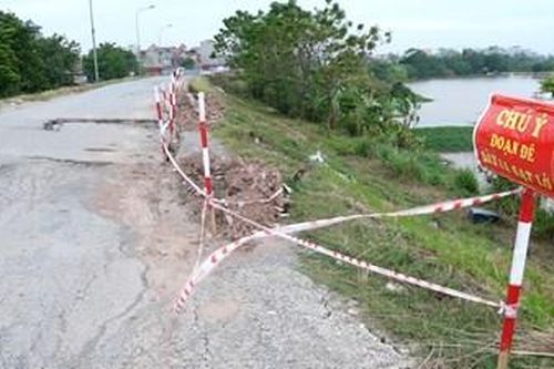 Hà Nội: Người dân bất an khi di chuyển qua tuyến đê bị nứt toác
