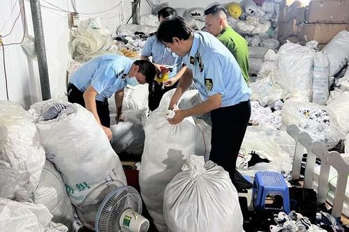 Thu giữ hàng chục nghìn đôi tất mang nhiều nhãn hiệu nổi tiếng tại La Phù, huyện Hoài Đức
