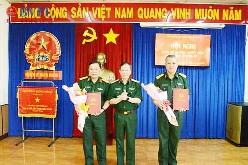 Trao Quyết định về công tác cán bộ tại VKSQS Quân khu 7