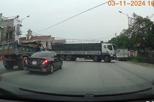 Ô tô tải quay đầu xe sai quy định gây nguy hiểm cho các phương tiện trên Quốc lộ 46