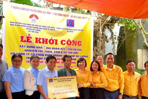 Trao 50 triệu đồng hỗ trợ xây nhà tình nghĩa tại huyện Đô Lương