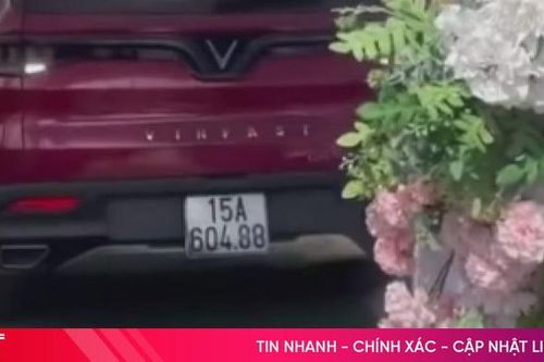 Lái ô tô đâm sập cổng hoa rạp cưới nhà hàng xóm