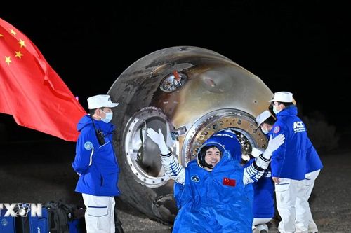 3 nhà du hành vũ trụ thuộc sứ mệnh Thần Châu-18 trở về Trái Đất an toàn