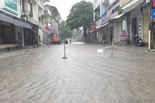 Quảng Trị: Nhiều tuyến đường ở thành phố Đông Hà ngập sâu sau mưa lớn