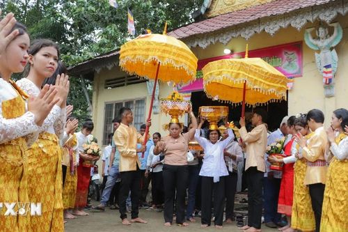 Rộn ràng Lễ dâng y Kathina của đồng bào Khmer tỉnh Hậu Giang