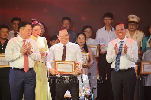 Tấm gương học và làm theo Bác của người đảng viên, thầy giáo khuyết tật vượt khó