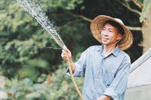 'Ông hoàng nhạc đỏ' ly hôn ở tuổi U60, sống như nông dân trong nhà vườn 10.000m2