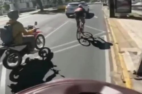 Va chạm giao thông nguy hiểm giữa ô tô và người đi xe đạp
