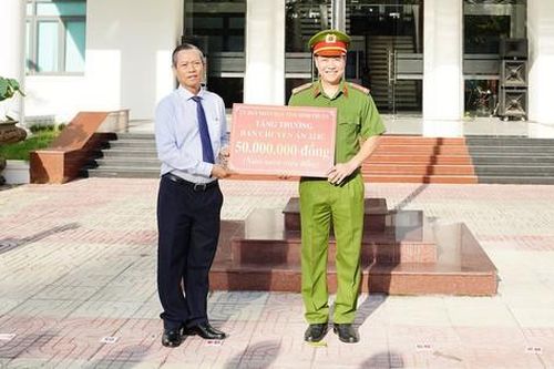 Khen thưởng ban chuyên án trong vụ bắt ông trùm 'cát tặc' ở Bình Thuận