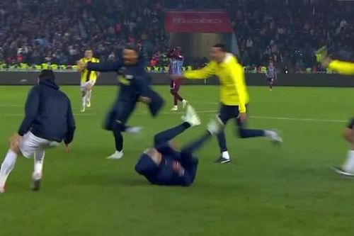 HLV Mourinho trượt ngã vì pha ăn mừng lỗi