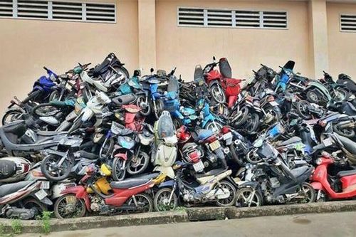 Hơn 100 chiếc xe máy được đưa ra đấu giá với mức giá khởi điểm chỉ từ 300.000 đồng