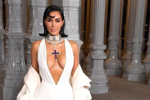 Kim Kardashian tái hiện phong cách công nương Diana với chiếc vòng cổ huyền thoại