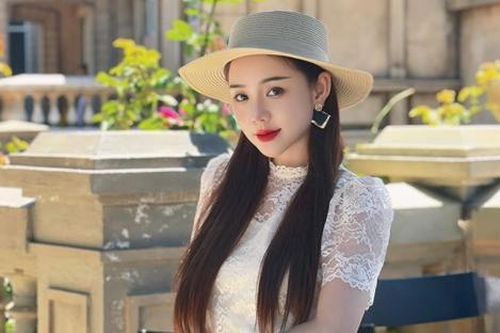 'Vợ mới' của Huỳnh Anh đẹp ngẩn ngơ
