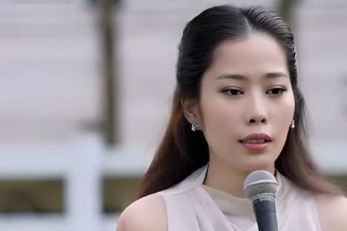 Nam Em để lộ vết bầm gây chú ý