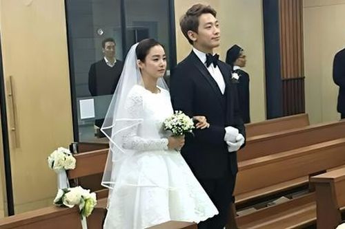 Vợ chồng nam ca sĩ quyền lực nhất nhì showbiz kiếm 1000 tỷ/3 năm, làm đám cưới chỉ tốn 20 triệu