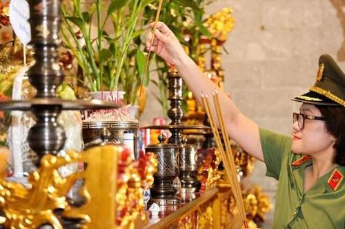 Phụ nữ Công an dâng hương Đền thờ Vua Hùng tại thành phố Cần Thơ