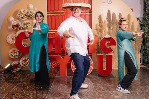 'Huyền thoại nhạc kịch' Philip Quast đội nón quai thao nhảy cùng bạn trẻ Việt Nam