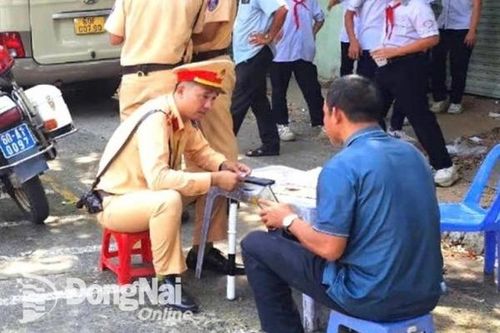 Lập biên bản tài xế xe khách không có giấy phép lái xe nhưng vẫn chở gần 30 học sinh tại thành phố Biên Hòa
