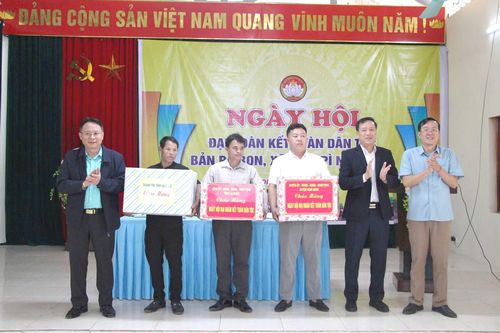 Trưởng Ban Tuyên giáo Tỉnh ủy Lê Đức Dục dự Ngày hội đại đoàn kết tại bản Pá Bon