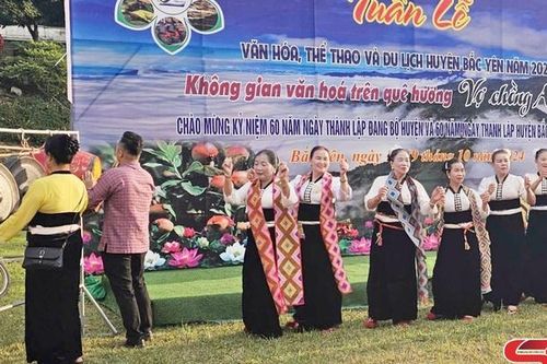 Phát huy giá trị văn hóa truyền thống các dân tộc thiểu số gắn với phát triển du lịch