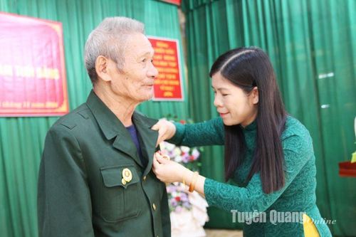 Phó Chủ tịch HĐND tỉnh Lê Thị Thanh Trà trao Huy hiệu Đảng tại xã Công Đa