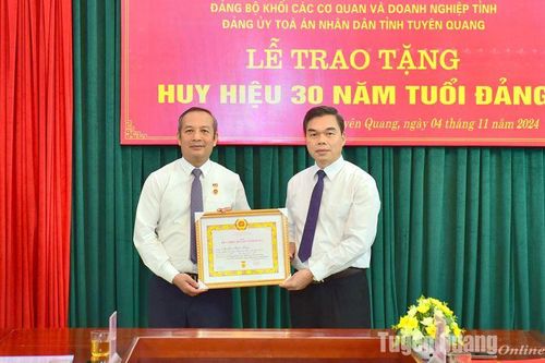 Trưởng ban Tổ chức Tỉnh ủy Ma Thế Hồng trao Huy hiệu Đảng cho Chánh án Tòa án nhân dân tỉnh
