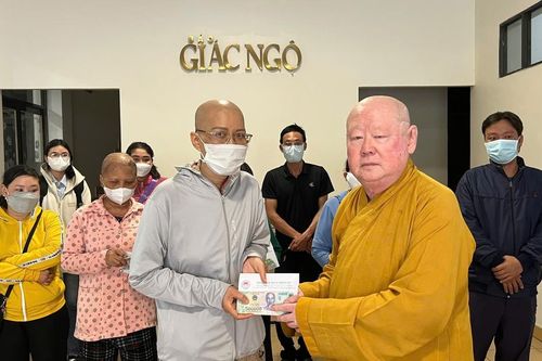Ban Từ thiện xã hội Báo Giác Ngộ trao 105 triệu đồng của bạn đọc ủng hộ bệnh nhân nghèo