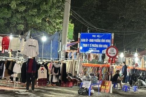 Hà Nội: Chợ tự phát 'xâm lấn' lòng lề đường