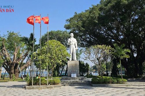 Hà Nội: Người dân thích thú vui chơi trong vườn hoa Lý Tự Trọng sau khi được khoác 'tấm áo' mới