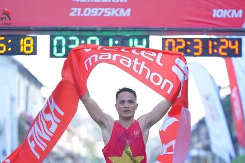 5. 000 vận động viên chinh phục đường chạy Viettel Marathon tại cố đô Luang Prabang (Lào)