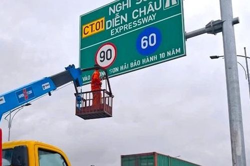 Nhà thầu Sơn Hải ghi tên trên biển báo là không đúng quy định pháp luật