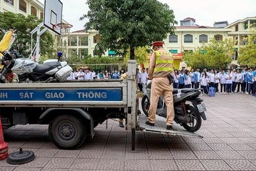 CSGT bí mật ghi hình, xử lý học sinh đi xe máy trên 50 cc đến trường