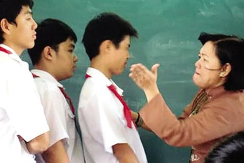 Những đứa trẻ mang theo vết thương lòng suốt đời vì hành vi bạo lực của giáo viên