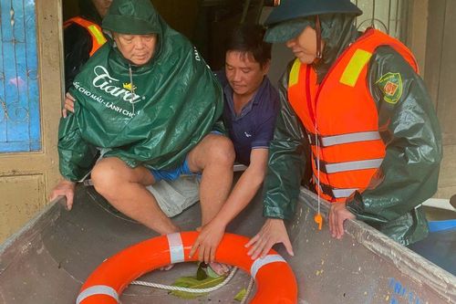 Sẻ chia hơi ấm tình người nơi 'rốn lũ'