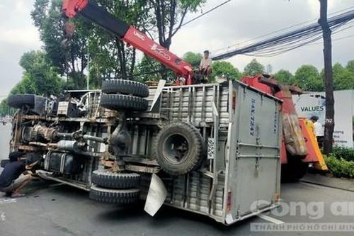 Xe tải lật chắn ngang đường ở TPHCM gây kẹt xe nghiêm trọng