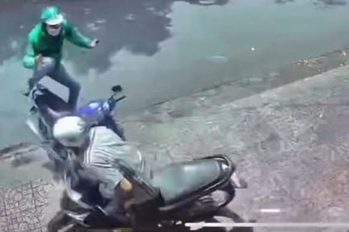 Anh bảo vệ siêu thị mưu trí, dũng cảm bắt gọn đối tượng trộm xe máy