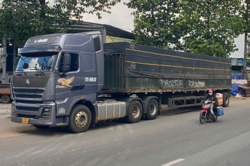 Tin tai nạn giao thông ngày 4/11: Người đàn ông tử vong dưới gầm xe container