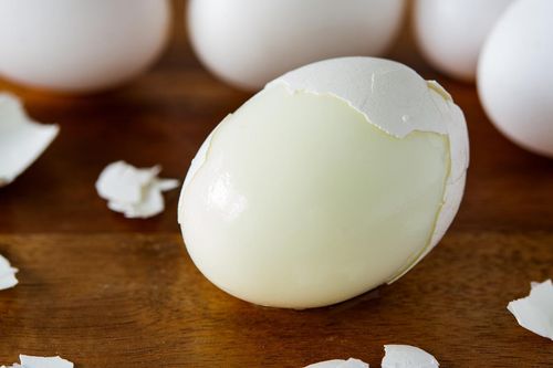 Mẹo bóc trứng không chạm tay