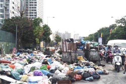 Bãi tập kết rác cản trở giao thông