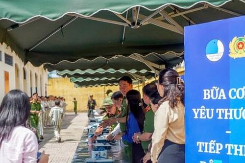 'Bữa cơm yêu thương - Tiếp thêm động lực', tăng khẩu phần cho 1.500 phạm nhân