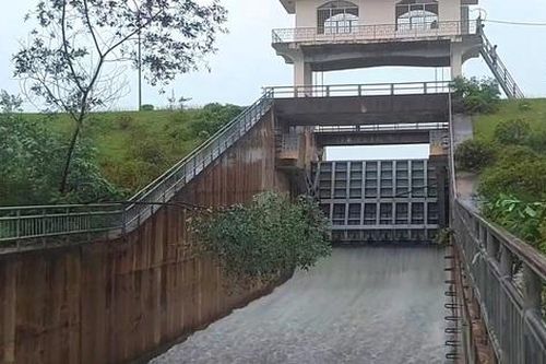 Hàng loạt hồ chứa ở Hà Tĩnh xả tràn ứng phó mưa lớn