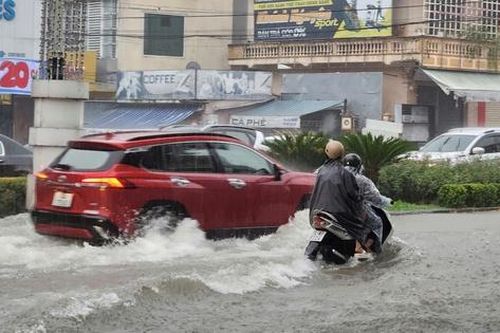 Đường ngập do mưa lớn, người dân chật vật di chuyển trong sáng đầu tuần