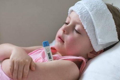 Dấu hiệu trẻ sốt mọc răng và cách khắc phục