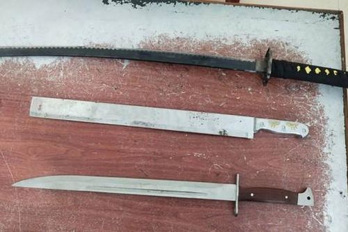 Đăng hình ảnh dao kiếm lên mạng xã hội để ra oai, 2 thiếu niên bị Công an mời đến làm việc