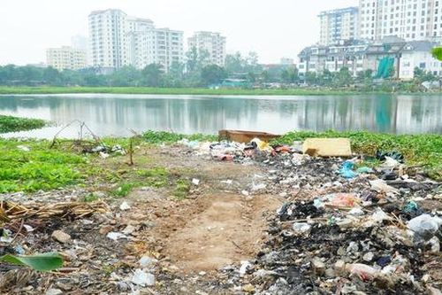 Hồ Đầm Đỗi có nguy cơ bị biến mất trước nạn đổ trộm rác thải?