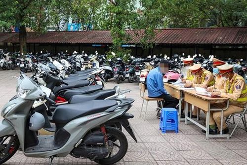 CSGT bí mật ghi hình, xử lý học sinh đi xe máy trên 50cc