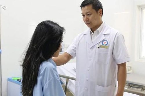 Nữ sinh viên 'đeo' khối u khổng lồ trước cổ, chèn đường thở suốt 4 năm