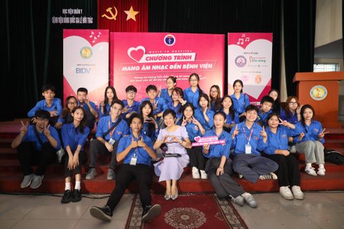 NSND Hà Vy đồng hành, mang âm nhạc tới bệnh viện Thanh Nhàn