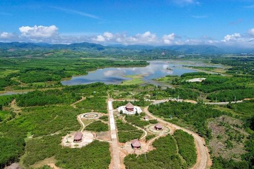 Ngắm làng văn hóa các DTTS nằm giữa khu bảo tồn sim thơ mộng